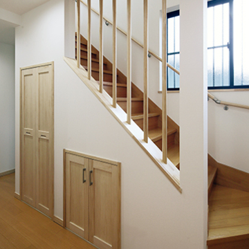 階段下に並ぶ収納棚