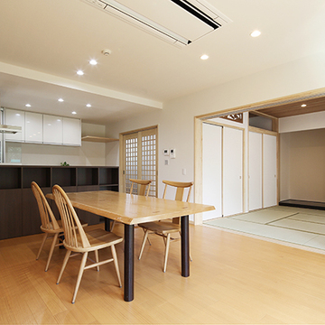 和室への扉を開放し広々空間のLDK