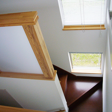 階段窓　R屋根のガレージハウス