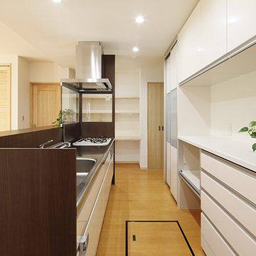 使い勝手を重視したスタイリッシュなキッチン