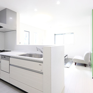 モザイクタイルを施した対面キッチン