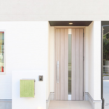 おしゃれなポストがアクセントのエントランス