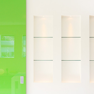 壁面に設置した3連ニッチのガラス棚