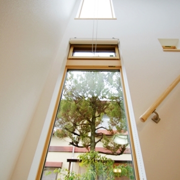 リビング階段吹き抜け部の窓