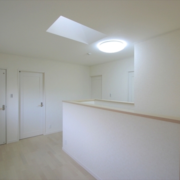 天窓から光が差し込む２階ホール