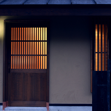 夜の灯りが美しい格子戸