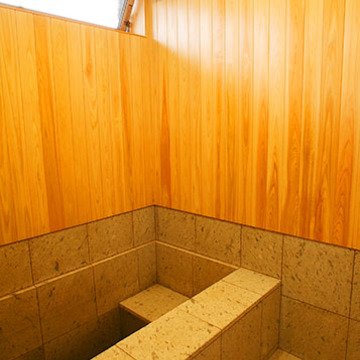 石と木をふんだんに使ったバスルーム