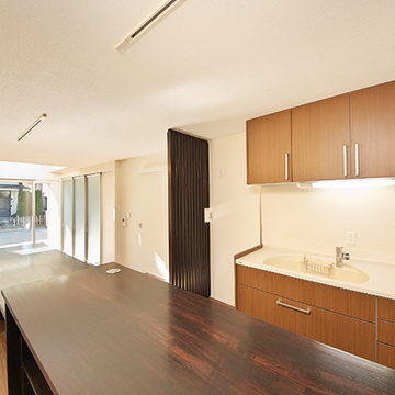 段差のあるテーブルが並ぶダイニングキッチン