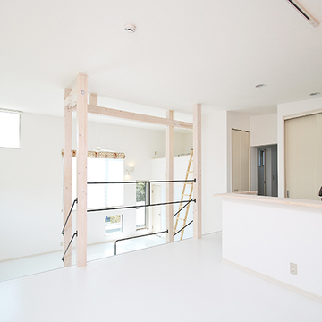 白と無垢材を基調とした優しいキッチン