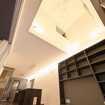 明るい吹き抜けで開放的なリビング