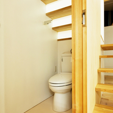 階段段板が明かり取りのトイレット