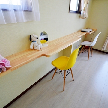 使い勝手を考えくぼみを付けた洋室カウンター