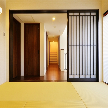 深い茶色の建具が和室の空間を引き立てています。