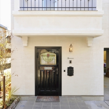 100年以上も昔の英国製ドアを玄関に