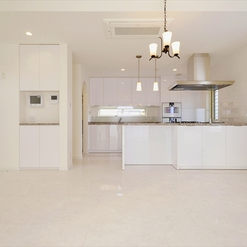 ホテルのような印象の大理石調フローリングのLDK