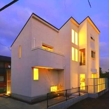 昼間と印象の違う印象の外観