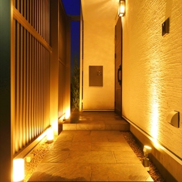 玄関へ続くポーチは、どことなく和の雰囲気が感じられます