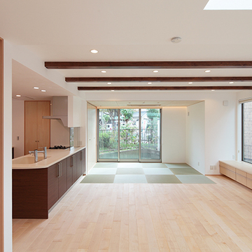 平面にのびる奥行きのあるリビング