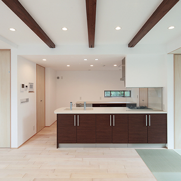 広々としたシックなキッチンスペース