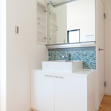 清涼感のあるモザイクタイルが印象的な洗面