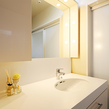 清潔感のあるシンプルな洗面室