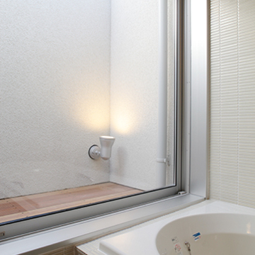 大きな窓のある開放的な浴室