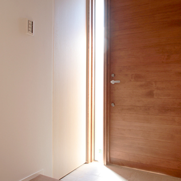 光の差し込む細窓がある玄関