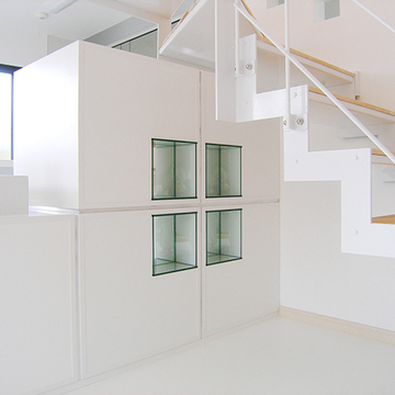 階段に重なり合うキッチンスペース