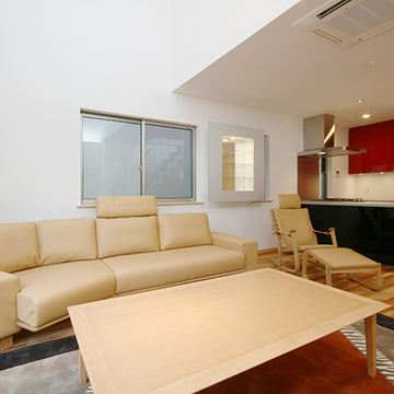 色使いがシックな落ち着いたリビング