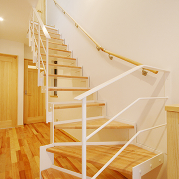 床板と調和する2階への階段