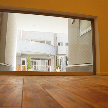 洋室窓から外を眺める