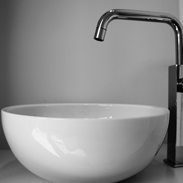 シンプルモダンな洗面ボウルと蛇口