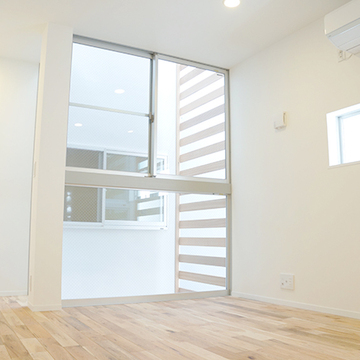 窓を設けて明るさを確保した洋室