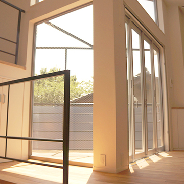 L字に配置した大きな窓