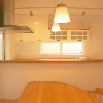 ダイニングスペースからキッチンを眺める