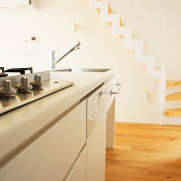 白でまとめたシステムキッチン