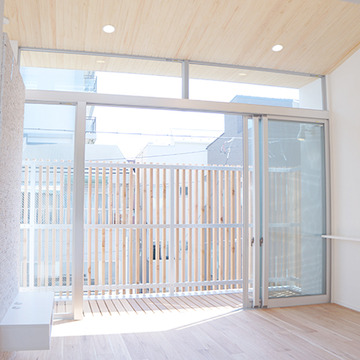 洋室からバリアフリーで続くベランダ