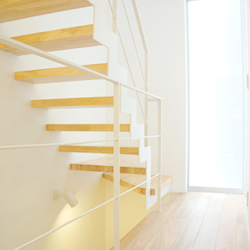 明るい日が降り注ぐ階段