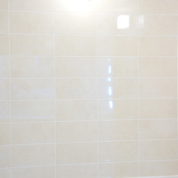 ナチュラルなクリーム色の浴室タイル