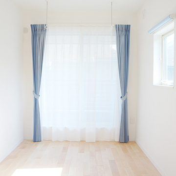 採光たっぷりの洋室