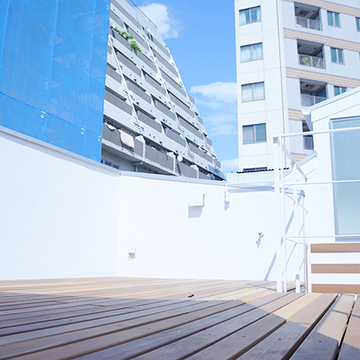 開放感のあるウッドテラス