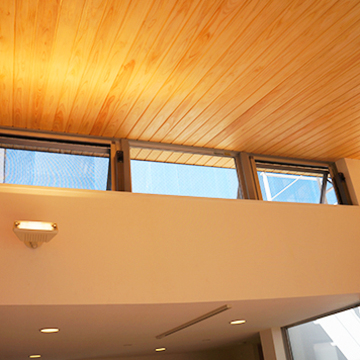 ハイサイドの窓から注ぐ光