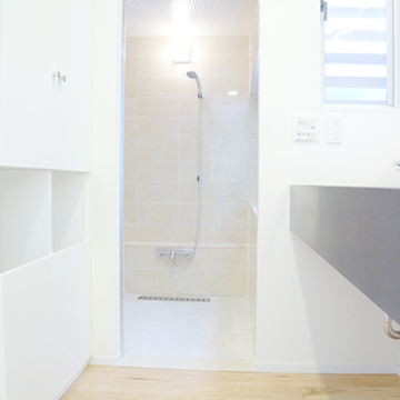 白系でまとめられたバスルーム