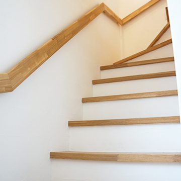 ナチュラルな雰囲気を醸し出す木の階段板