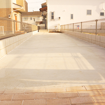 アプローチから見た外観