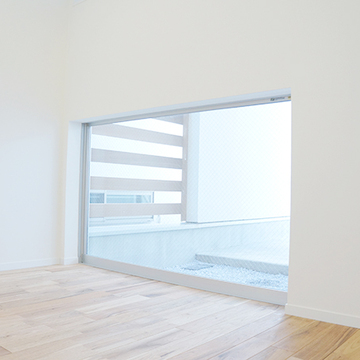 壁面の窓からとられた採光