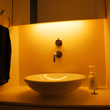 間接照明が美しい洗面スペース