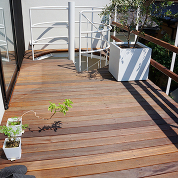 明るいウッドテラス