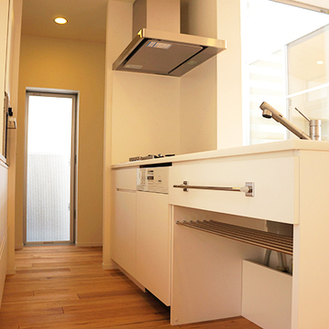 作り付けの収納を配したキッチン