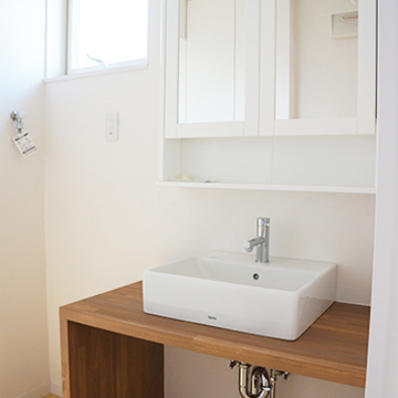 ナチュラルな雰囲気の洗面スペース